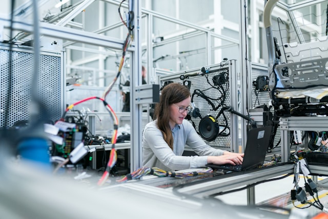 donna che lavora in un laboratorio scientifico