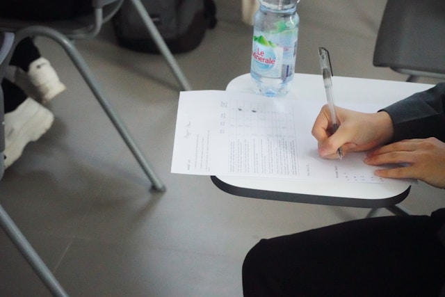 studente che sostiene un esame di ingresso all'università