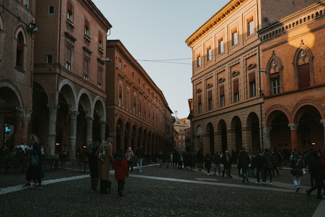 vista di una strada della città di Bologna