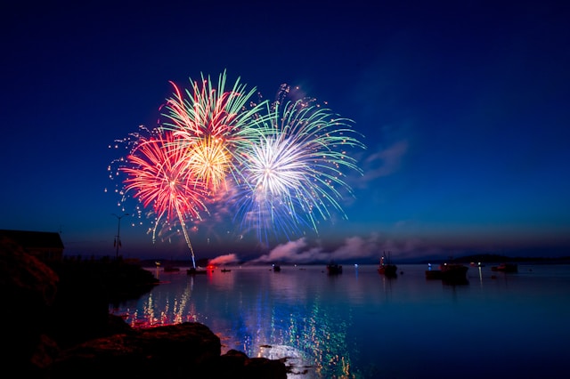 fuochi d'artificio sul mare