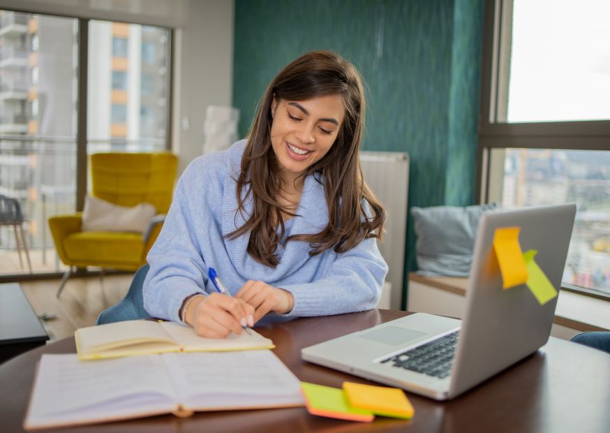 girl studying Italian