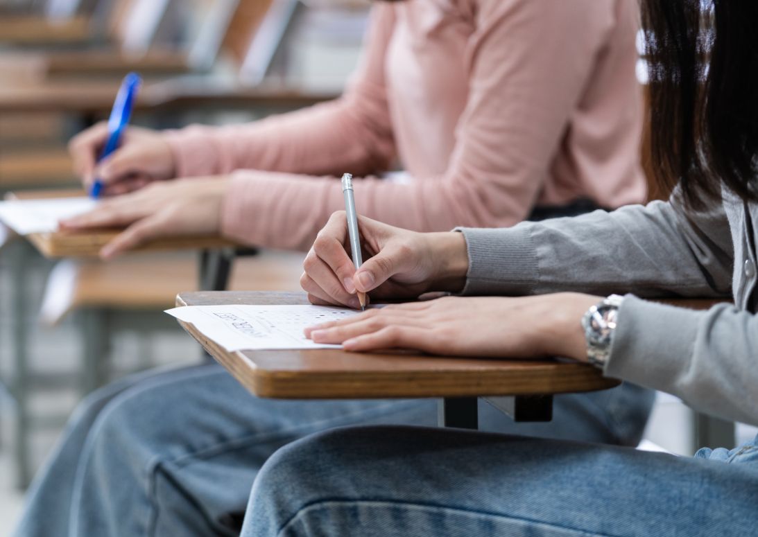 studenti che sostengono l'esame cils di lingua italiana