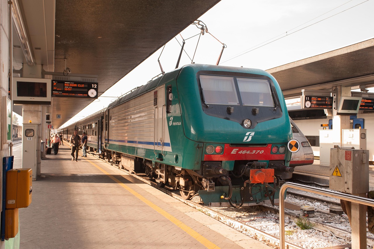 treno regionale italiano fermo al binario